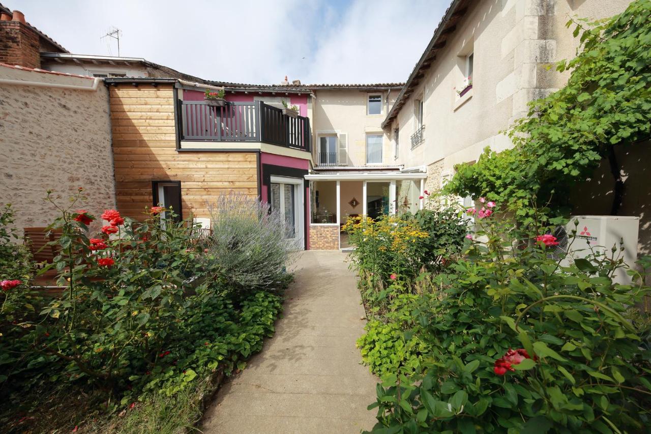La Loge Des Fees Bed & Breakfast Latille Exterior photo